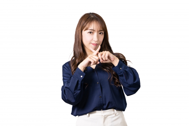 バツをする女性